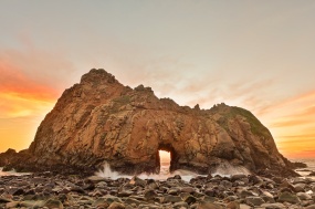 唯美黄昏海岸礁石图片